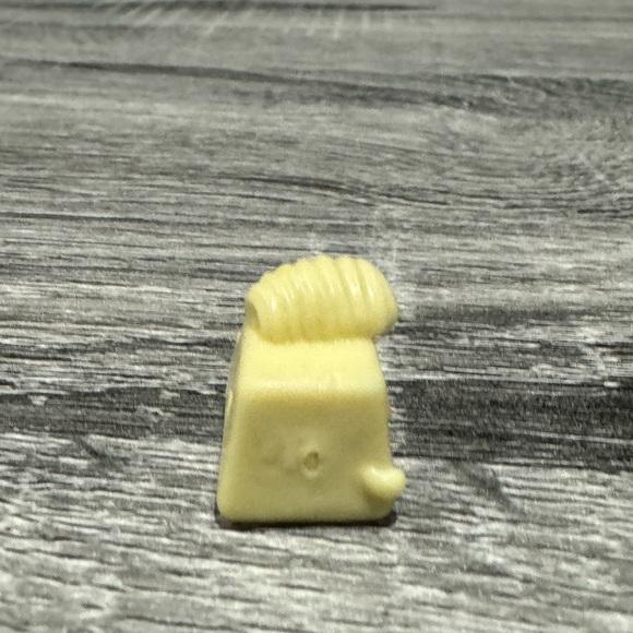 Shopkins | Real Littles: Mary Lou Blue Bonnet Butter - Mini Collectable Figure - Picture 5 of 6